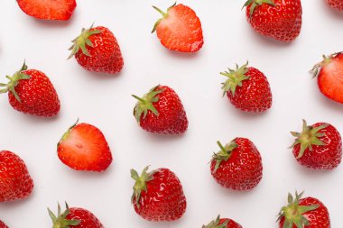 Beyaz arka planda yaprakları olan çilekler, üst manzara