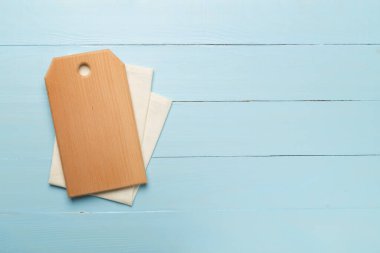 Tahta kesme tahtası ahşap arka planda, üst manzara.