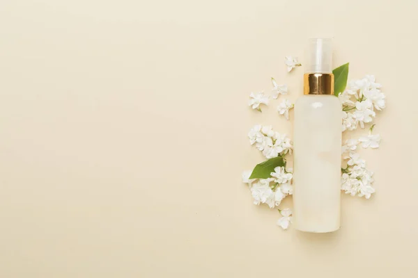 Sammansättning Med Kosmetisk Flaska Och Blommor Färg Bakgrund Ovanifrån — Stockfoto
