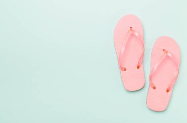 Renk arkaplanı ve üst görünümde parlak parmak arası terlikler