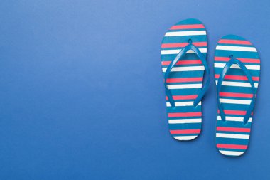 Renk arkaplanı ve üst görünümde parlak parmak arası terlikler