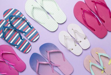 Renk arkaplanı ve üst görünümde birçok renkli parmak arası terlik