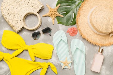 Beton zemin üzerinde plaj aksesuarları, düz yatış