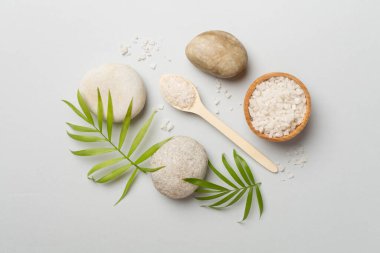 Renk arkaplanı ve üst görünümde spa ürünleri içeren kompozisyon.