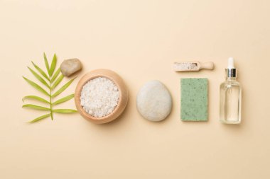 Renk arkaplanı ve üst görünümde spa ürünleri içeren kompozisyon.