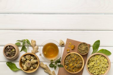 Ahşap arka planda malzemeli bitki çayı, üst manzara..