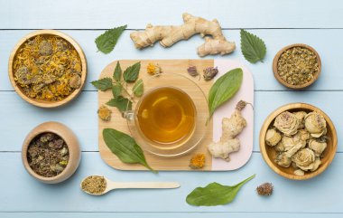 Ahşap arka planda malzemeli bitki çayı, üst manzara..