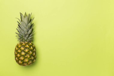 Renk arkaplan üzerinde taze ananas, üst görünüm
