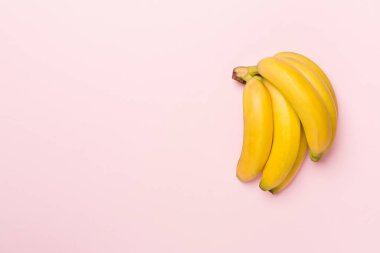 Renkli arka planda taze muzlar, üst görünüm