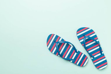 Renk arkaplanı ve üst görünümde parlak parmak arası terlikler