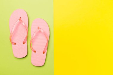 Renk arkaplanı ve üst görünümde parlak parmak arası terlikler