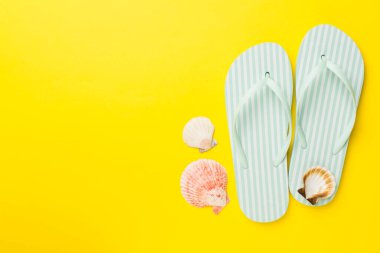 Renk arkaplanı ve üst görünümde çizgili parmak arası terlikler