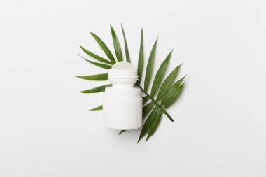 Renk arkaplanında doğal deodorant, üst görünüm