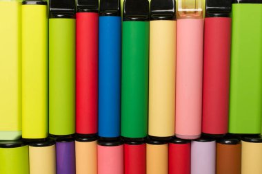 Tek kullanımlık elektronik sigara, yakın çekim, üst görünüm.