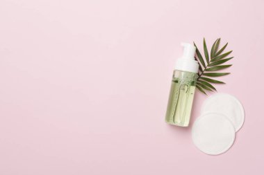 Köpüren yüz temizleyici ve eko pedlerle renk arkaplanı, üst görünüm