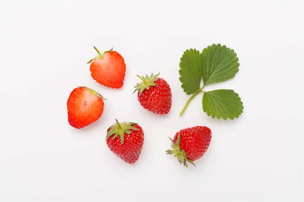 Aardbeien Met Bladeren Witte Achtergrond Bovenaanzicht — Stockfoto