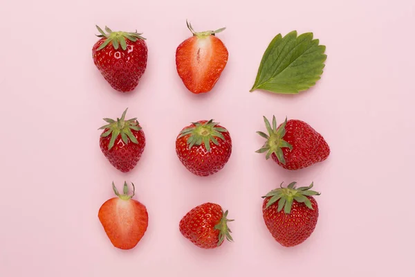 Aardbeien Met Bladeren Kleur Achtergrond Bovenaanzicht — Stockfoto