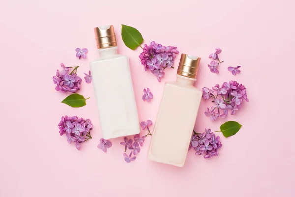 Samenstelling Met Cosmetische Flessen Bloemen Kleur Achtergrond Bovenaanzicht — Stockfoto