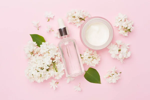Sammansättning Med Kosmetiska Flaskor Och Blommor Färg Bakgrund Ovanifrån — Stockfoto