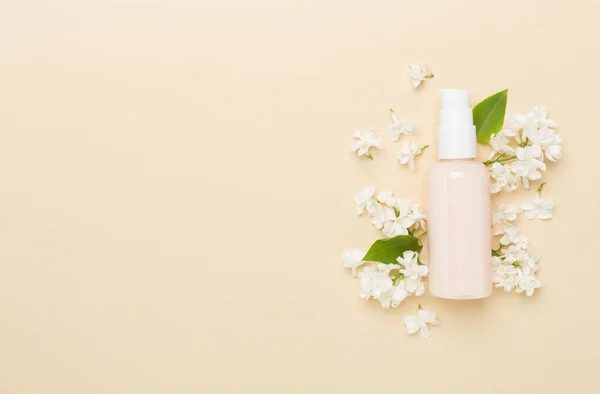 Összetétel Kozmetikai Palackkal Virágokkal Színes Háttéren Felülnézet — Stock Fotó