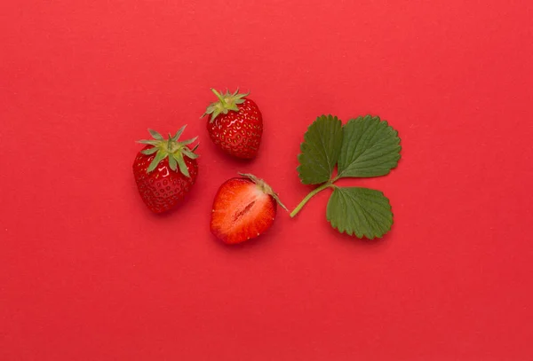 Erdbeeren Mit Blättern Auf Farbigem Hintergrund Ansicht Von Oben — Stockfoto
