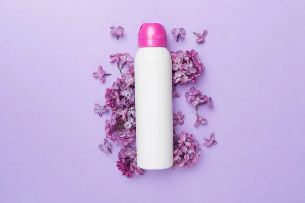 Sammansättning Med Deodorant Och Blommor Färg Bakgrund Ovanifrån — Stockfoto