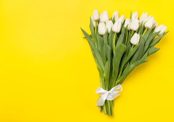 Білий Букет Тюльпанів Кольоровому Фоні Вид Зверху — стокове фото
