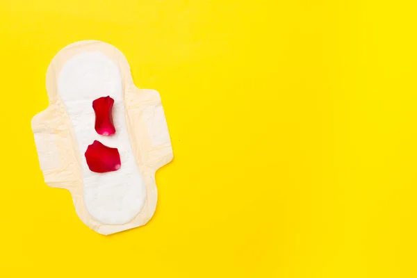 Menstruációs Pad Piros Szirmok Színes Háttér Felső Nézet — Stock Fotó