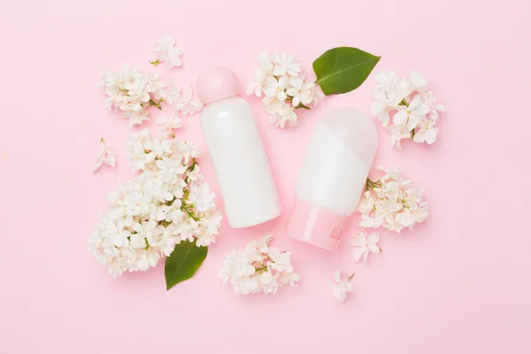 Sammansättning Med Kosmetiska Flaskor Och Blommor Färg Bakgrund Ovanifrån — Stockfoto