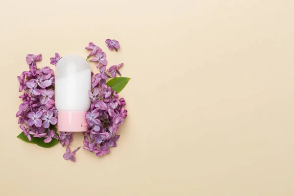 Összetétel Kozmetikai Palackkal Virágokkal Színes Háttéren Felülnézet — Stock Fotó