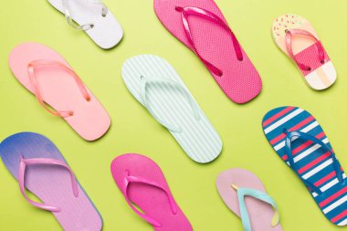 Renk arkaplanı ve üst görünümde birçok renkli parmak arası terlik