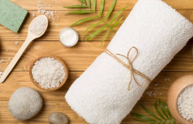 Ahşap arka planda spa ürünleri içeren kompozisyon, üst görünüm.