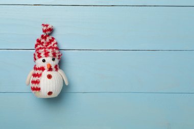 Ahşap arka planda küçük bir Noel kardan adam, üst manzara.