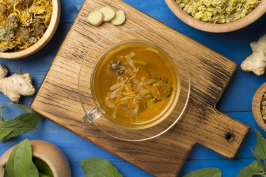 Ahşap arka planda malzemeli bitki çayı, üst manzara..