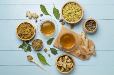 Ahşap arka planda malzemeli bitki çayı, üst manzara..