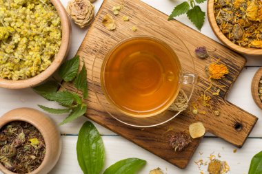 Ahşap arka planda malzemeli bitki çayı, üst manzara..