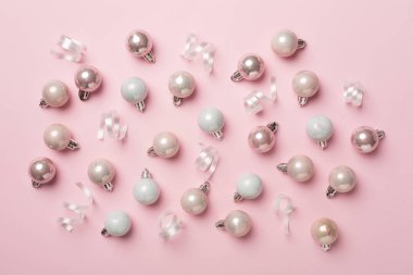 Renk arkaplanı ve üst görünümde Noel topları.