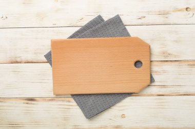 Tahta kesme tahtası ahşap arka planda, üst manzara.