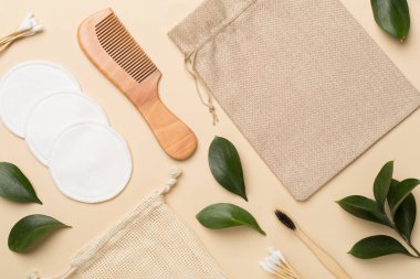 Renk arkaplanı ve üst görünümü üzerinde doğal biyolojik çözünebilir aksesuarlarla düz yatıyordu