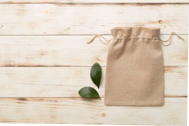 Renkli arka planda küçük bir çevre çuvalı. Üst görünüm.