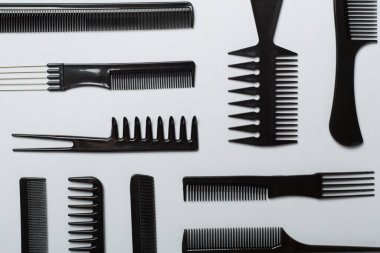 Renk arkaplanı, üst görünüm profesyonel tarak ve kuaför araçları