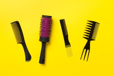 Renk arkaplanı, üst görünüm profesyonel tarak ve kuaför araçları