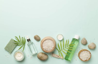 Renk arkaplanı ve üst görünümde spa ürünleri içeren kompozisyon.