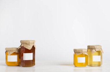 Tahta masada ballı kavanozlar. Tasarımı düzenle