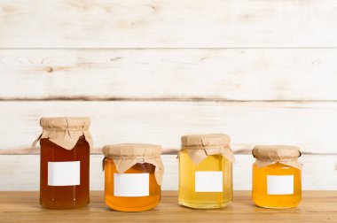 Tahta masada ballı kavanozlar. Tasarımı düzenle