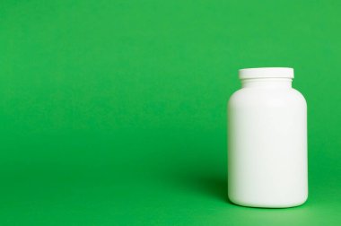 Renk arkaplanındaki vitaminler için plastik şişe