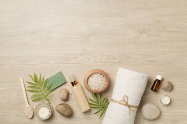 Ahşap arka planda spa ürünleri içeren kompozisyon, üst görünüm.