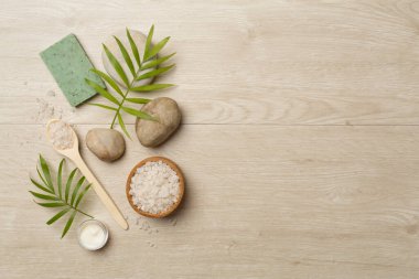 Ahşap arka planda spa ürünleri içeren kompozisyon, üst görünüm.