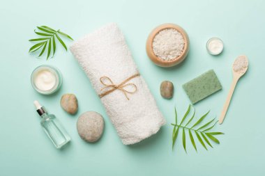 Renk arkaplanı ve üst görünümde spa ürünleri içeren kompozisyon.