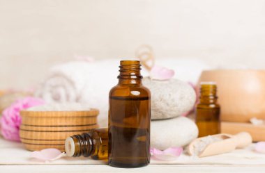 Ahşap masanın üzerinde pembe güller olan spa kompozisyonu